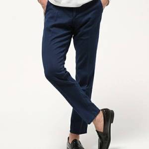 紺色のテーパードパンツ